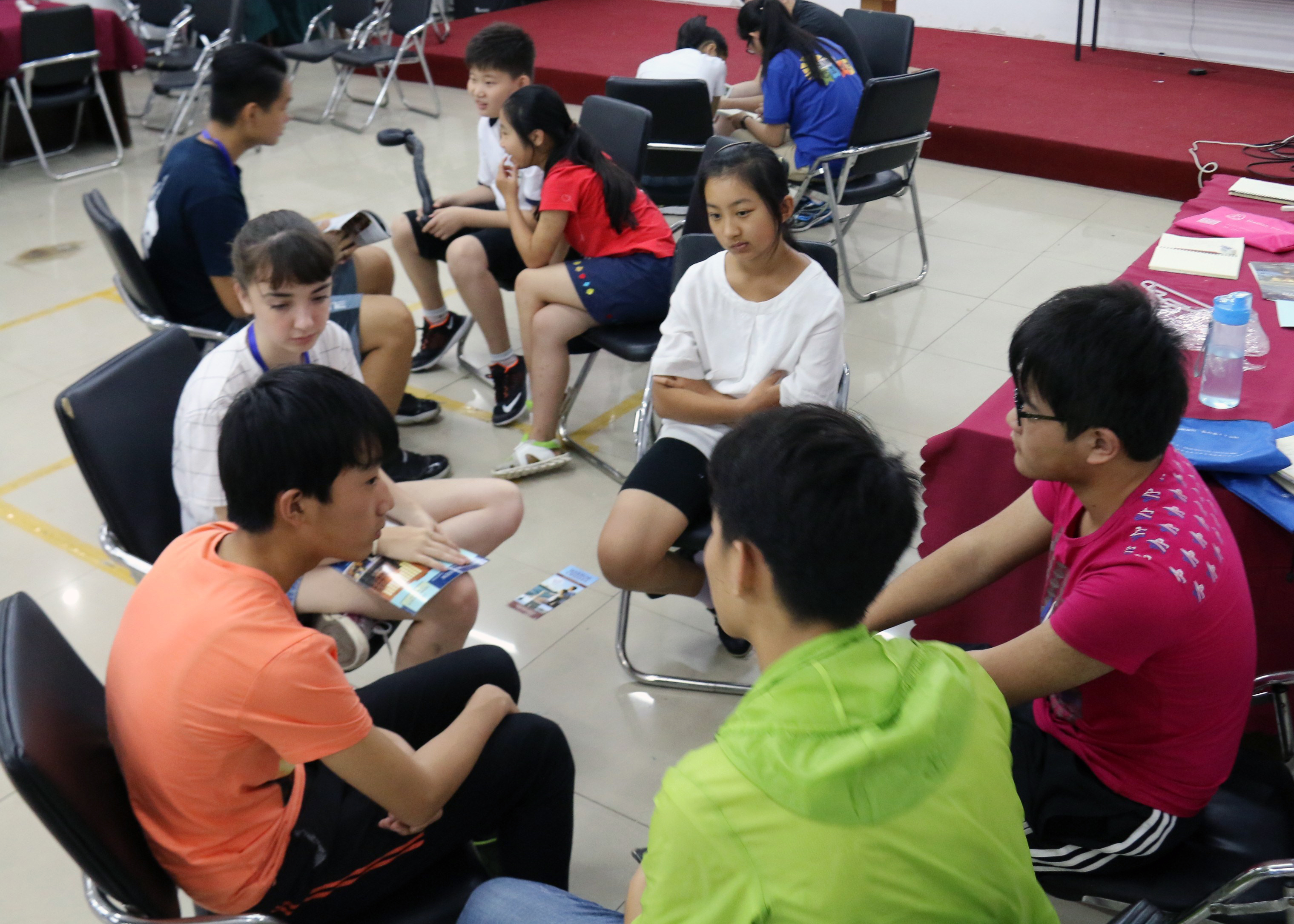 High School students learn conversational english